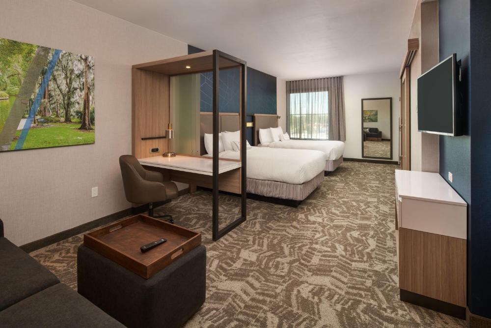 Larger Queen Suite with Two Queen Beds and Trundle Sofa - Mobility Access with Bathtub interior